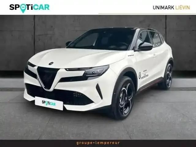 Blanc sempione pastel/toit noir Occasion 2025 Alfa Romeo Junior Edizione Speciale SUV | 31 990 € (Prix juste) - Image 1/4