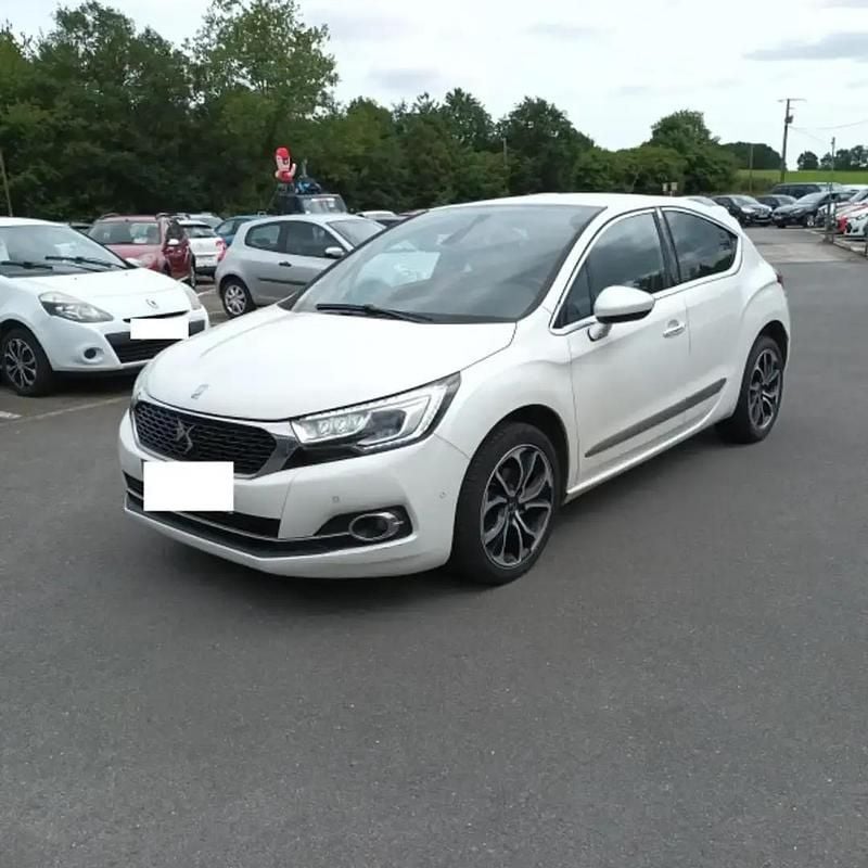 Blanc Utilisé 2016 Citroën DS4 Chic Citadine | 10 990 € - Image 1/4