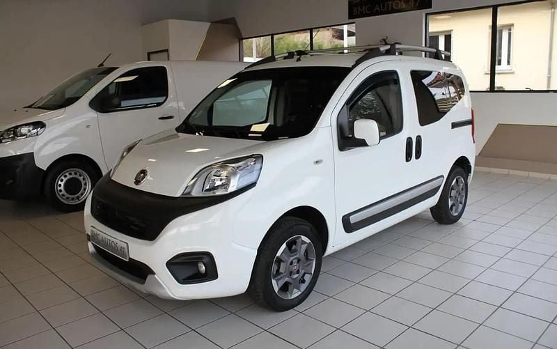 Blanc Occasion 2018 Fiat Fiorino Trekking Monospace | 9 900 € - Image 1/4