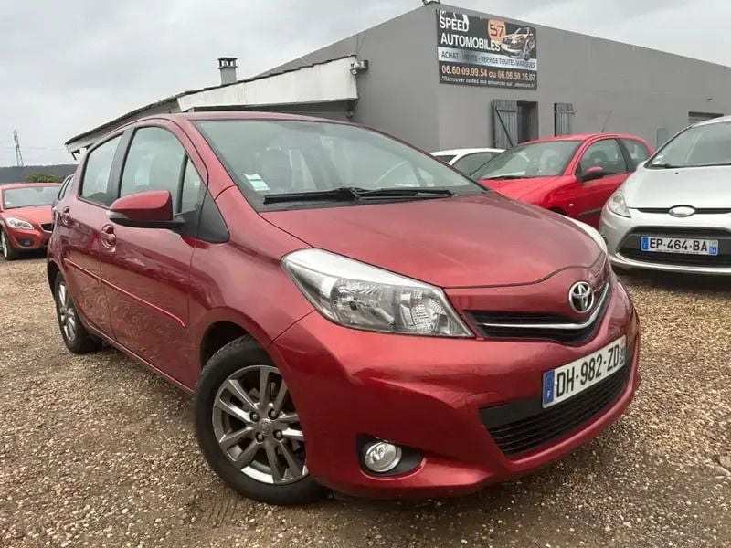Rouge Utilisé 2014 Toyota Yaris Berline | 5 999 € - Image 1/4
