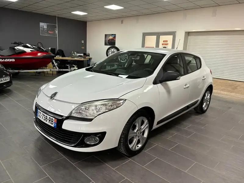 Blanc Utilisé 2012 Renault Mégane III Business Berline | 7 999 € (Prix juste) - Image 1/4