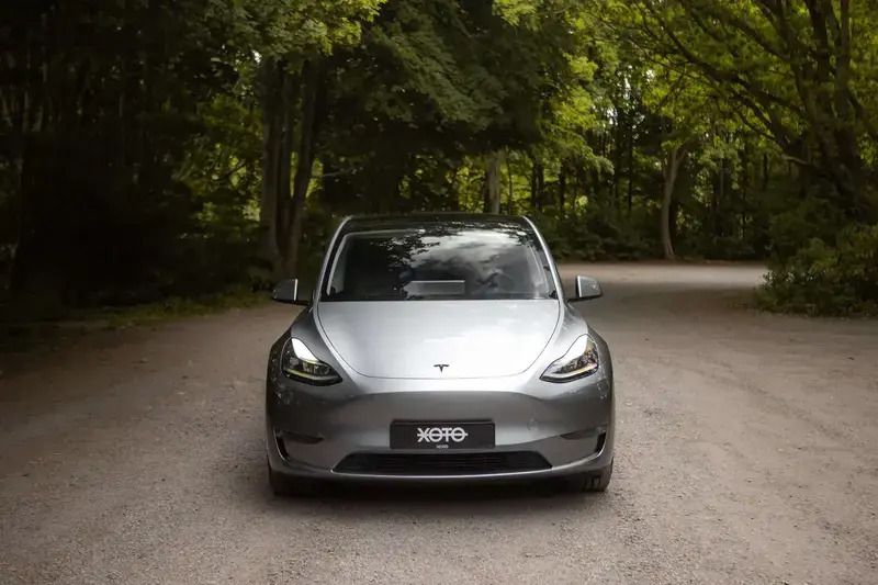 Gris Utilisé 2023 Tesla Model Y Performance SUV | 47 950 € (Prix juste) - Image 1/4