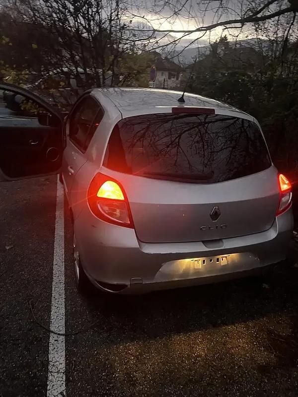 Occasion 2009 Renault Clio III Expression Berline | 1 400 € (Bon prix) - Image 1/4