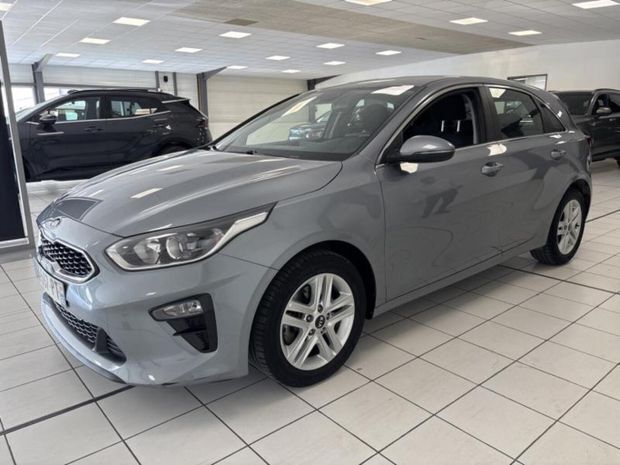 Gris acier mã©tallisã© Utilisé 2021 Kia Ceed Active Berline | 15 499 € (Bon prix) - Image 1/4