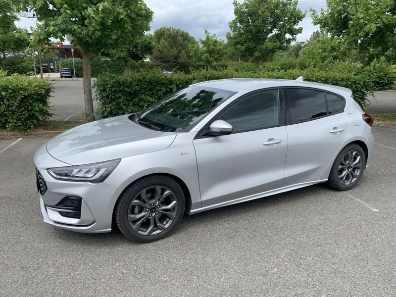 Gris magnetic mã©tallisã© Utilisé 2024 Ford Focus ST-Line X Berline | 24 899 € (Prix juste) - Image 1/4