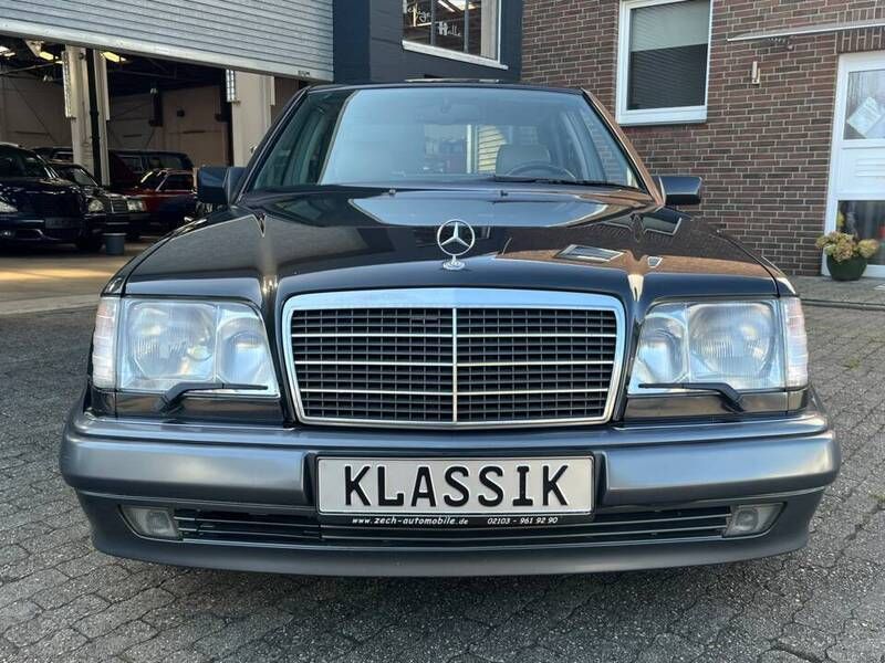 Noir Utilisé 1993 Mercedes E500 Berline | 67 900 € - Image 1/4