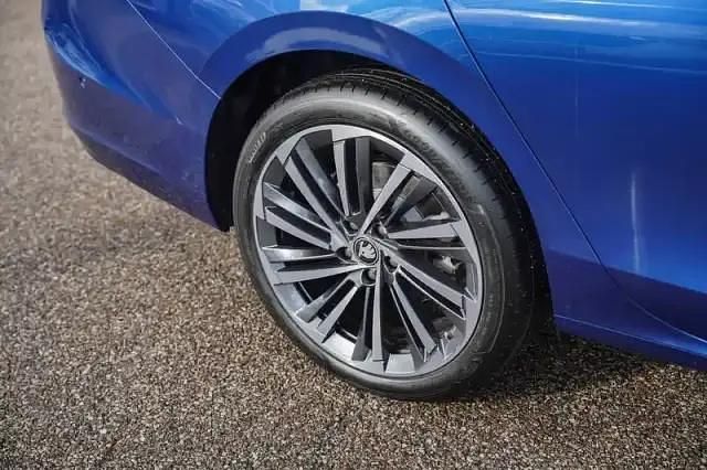 Nouvelle Skoda Superb 150 ch (110 kW) 2025 Bleu cobalt Break