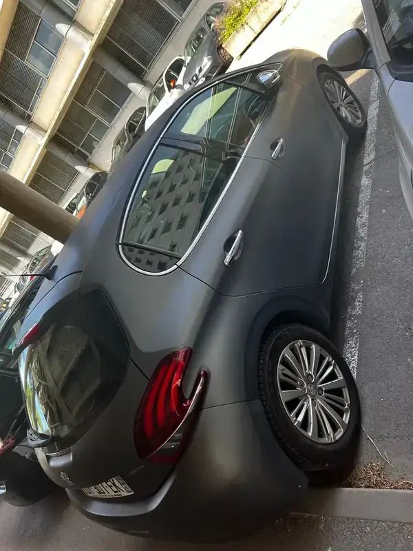 Gris Utilisé 2015 Peugeot 208 Allure Citadine | 8 790 € (Prix juste) - Image 1/4