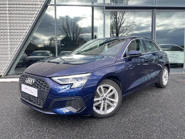 Bleu navarre métallisé Occasion 2022 Audi A3 Sportback e-tron Business Citadine | 26 990 € (Bon prix) - Image 1/4