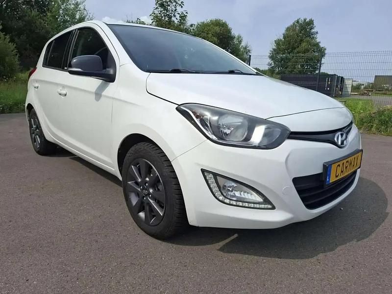 Blanc Utilisé 2015 Hyundai i20 Active Berline | 5 880 € - Image 1/4