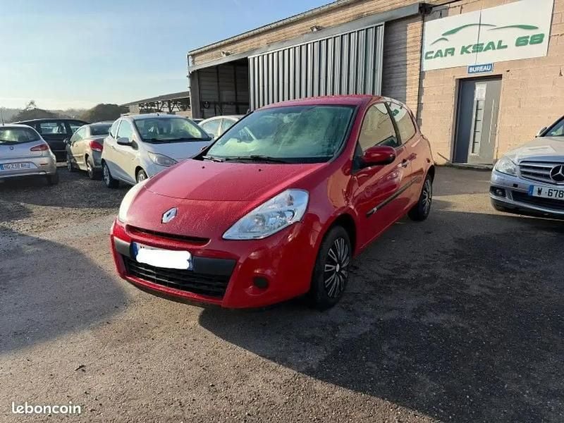 Rouge Occasion 2010 Renault Clio III Berline | 4 499 € (Bon prix) - Image 1/4