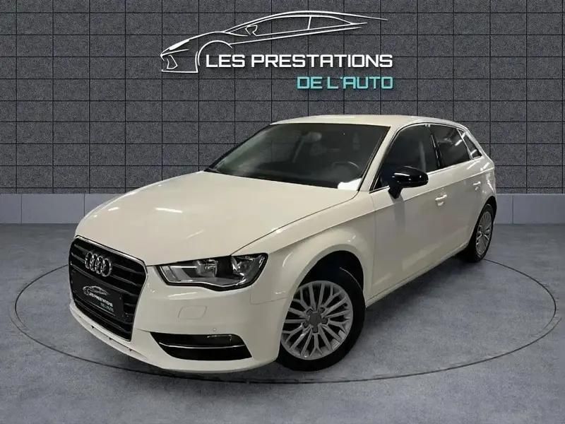 Blanc Utilisé 2013 Audi A3 Ambiente Berline | 14 990 € (Bon prix) - Image 1/4