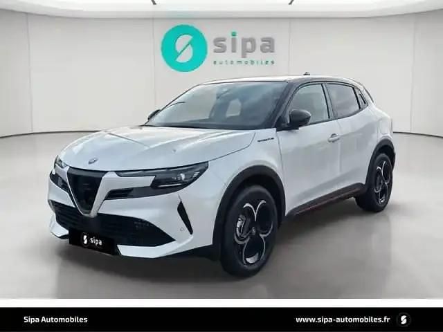 Blanc sempione avec toit noir Nouvelle 2025 Alfa Romeo GT Junior | 32 990 € (Prix juste) - Image 1/4