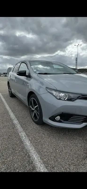 Gris Utilisé 2018 Toyota Auris Hybrid Executive Berline | 12 000 € (Bon prix) - Image 1/4