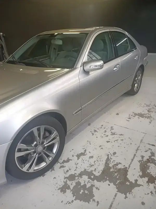 Argent Utilisé 2005 Mercedes E220 Berline | 9 000 € - Image 1/4