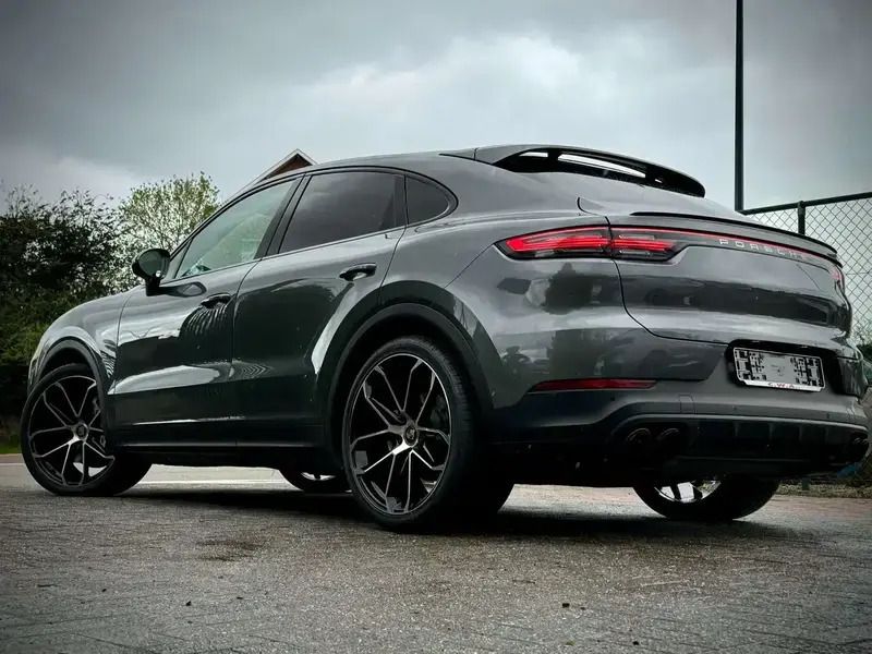 Gris Utilisé 2020 Porsche Cayenne Turbo SUV | 64 950 € (Prix juste) - Image 1/4