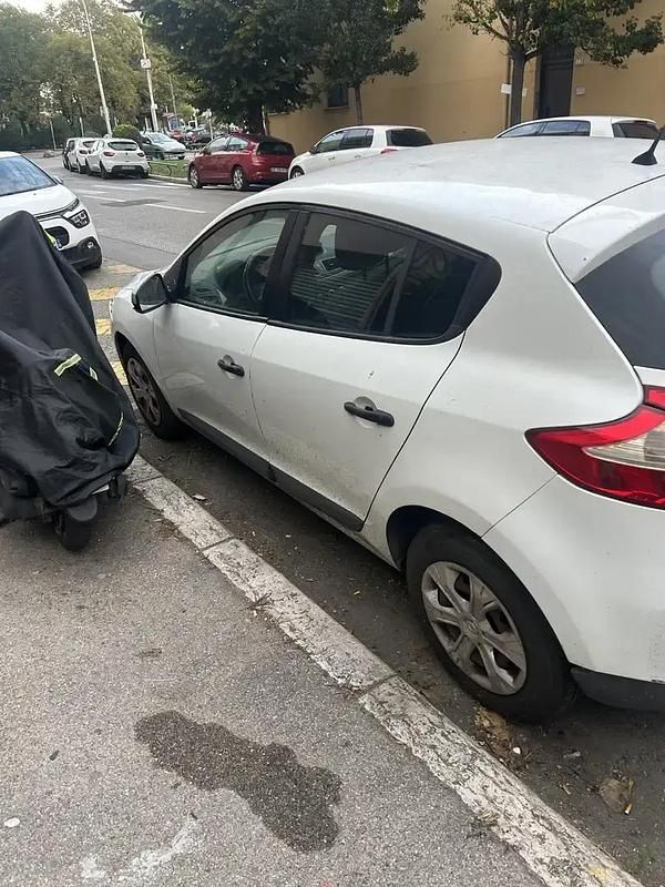 Blanc Utilisé 2010 Renault Mégane Business Berline | 1 800 € (Prix cher) - Image 1/2