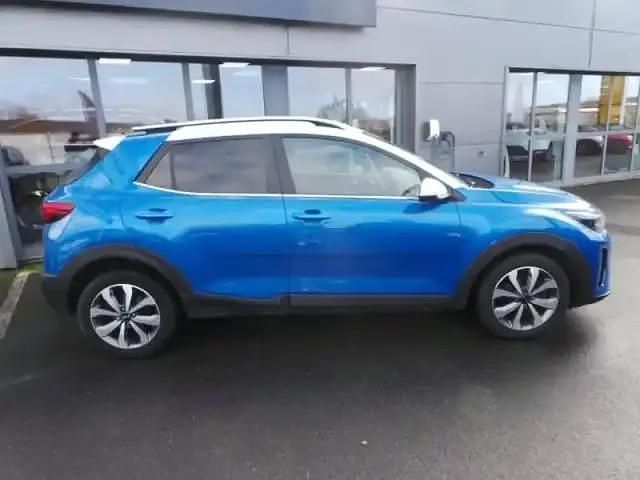 Occasion Kia Stonic 2022 Bleu azur métallisé / toit blanc SUV