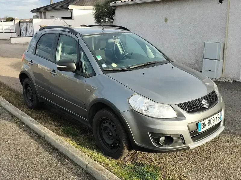 Gris Utilisé 2011 Suzuki SX4 GLX SUV | 6 000 € - Image 1/4