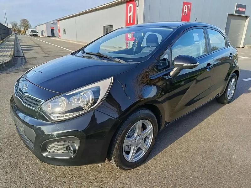 Noir Utilisé 2011 Kia Rio Berline | 4 000 € (Prix juste) - Image 1/4