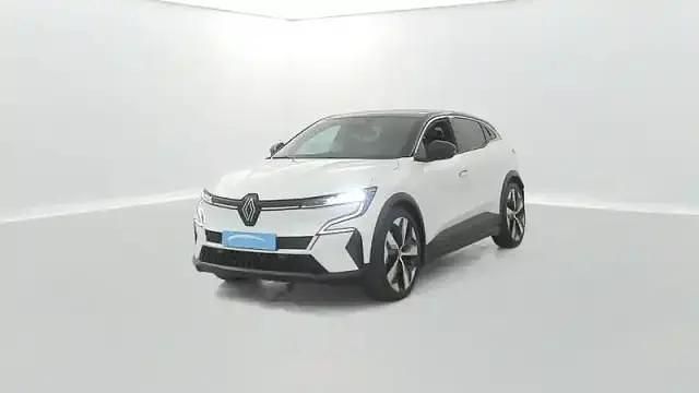 Blanc toit noir Occasion 2023 Renault Megane E-Tech Berline | 23 790 € (Prix juste) - Image 1/4