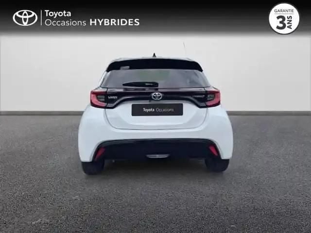 Occasion Toyota Yaris Hybrid 116 ch (85 kW) 2021 Biton blanc lunaire / toit noir Berline