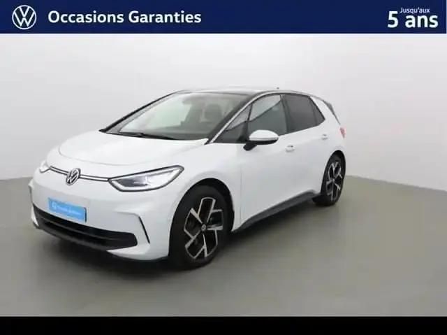 Blanc glacier métal/toit/hayon noir Utilisé 2024 VW ID.3 Pro Performance Citadine | 28 400 € (Bon prix) - Image 1/4