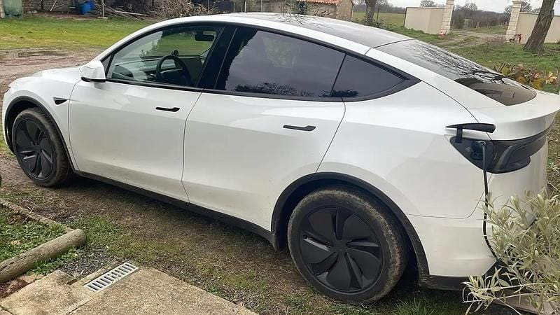 Blanc Occasion 2025 Tesla Model Y Long Range RWD SUV | 35 000 € (Bon prix) - Image 1/4