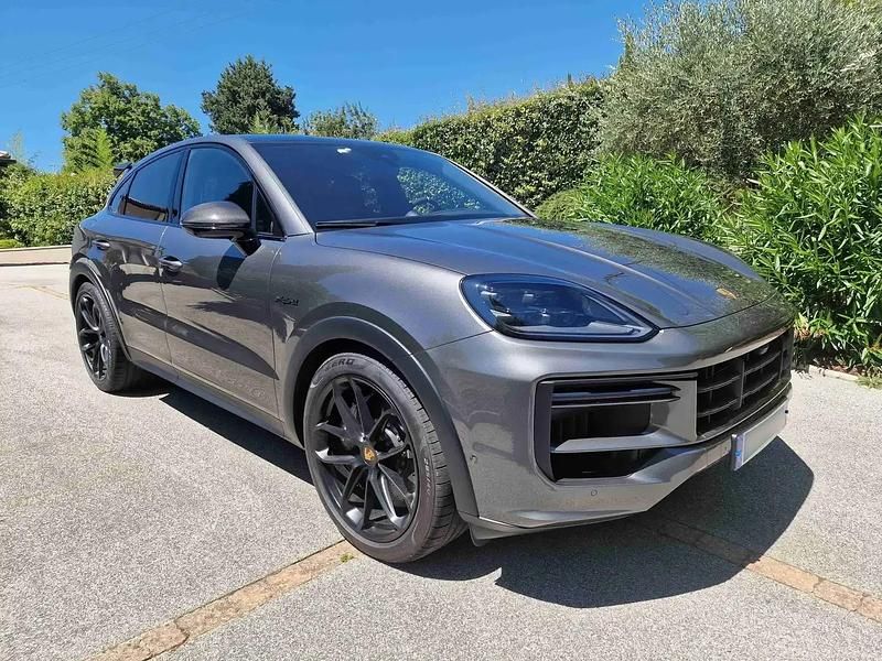 Noir Utilisé 2024 Porsche Cayenne Turbo E-Hybrid SUV | 225 000 € (Prix assez cher) - Image 1/4