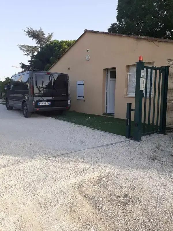 Image 2/4