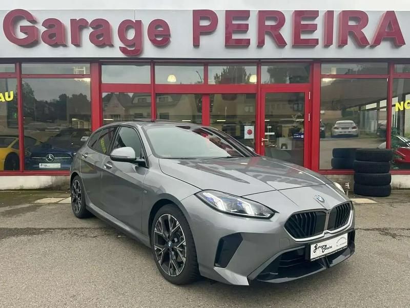 Gris Utilisé 2025 BMW 118 M Sport Citadine | 36 900 € (Prix juste) - Image 1/4