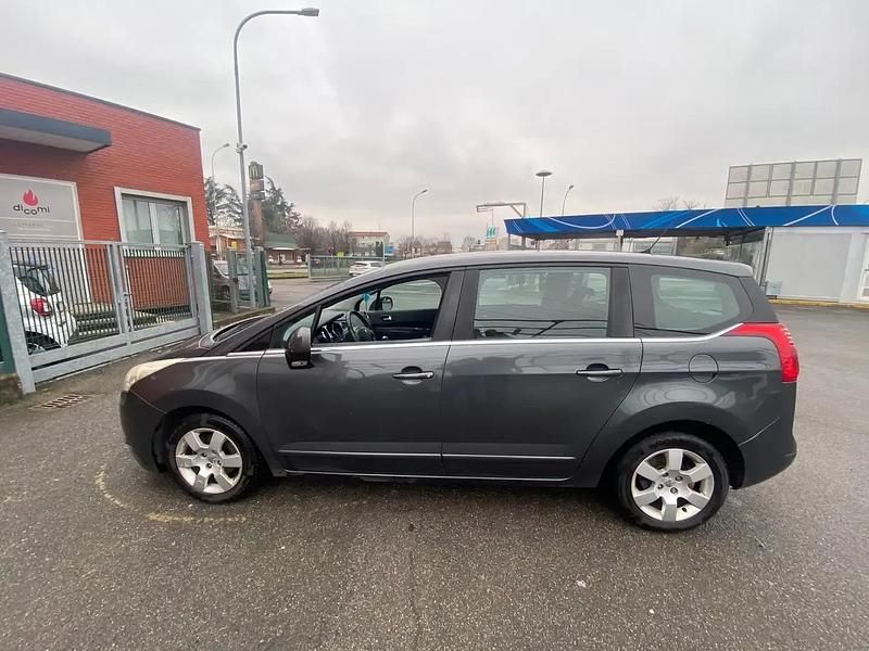Gris Utilisé 2010 Peugeot 5008 Monospace | 3 300 € (Bon prix) - Image 1/4
