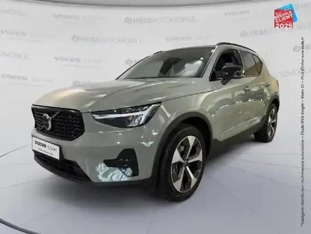 Vert sauge métallisé Occasion 2025 Volvo XC40 Plus SUV | 37 999 € - Image 1/4