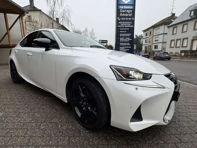 Blanc Utilisé 2017 Lexus IS300h Berline | 19 000 € - Image 1/4