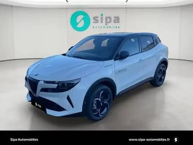 Blanc sempione avec toit noir Nouvelle 2025 Alfa Romeo GT Junior | 33 990 € (Prix juste) - Image 1/4