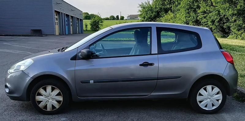 Gris Utilisé 2010 Renault Clio II Citadine | 4 000 € (Prix juste) - Image 1/4