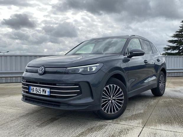 Gris Utilisé 2024 VW Tiguan Elegance SUV | 47 690 € (Super prix) - Image 1/4