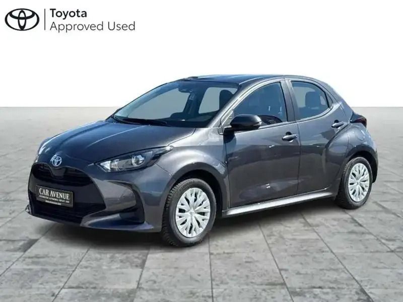 Gris Utilisé 2024 Toyota Yaris Hybrid Berline | 23 066 € (Prix assez cher) - Image 1/4