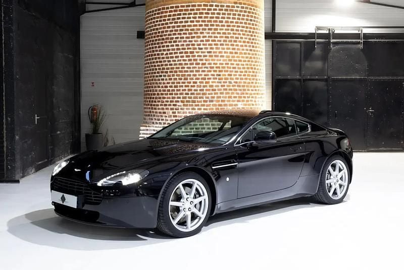 Noir Occasion 2011 Aston Martin V8 Vantage Coupé | 66 490 € (Prix juste) - Image 1/4