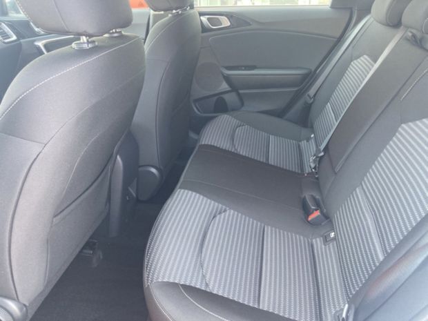 Blanc Utilisé 2024 Kia Ceed Active | 27 990 € (Prix juste) - Image 1/4