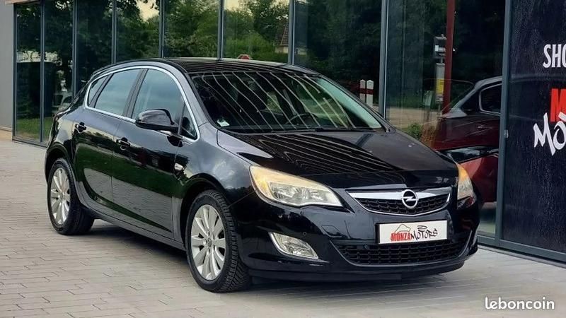 Noir Utilisé 2010 Opel Astra Cosmo Citadine | 4 900 € - Image 1/4