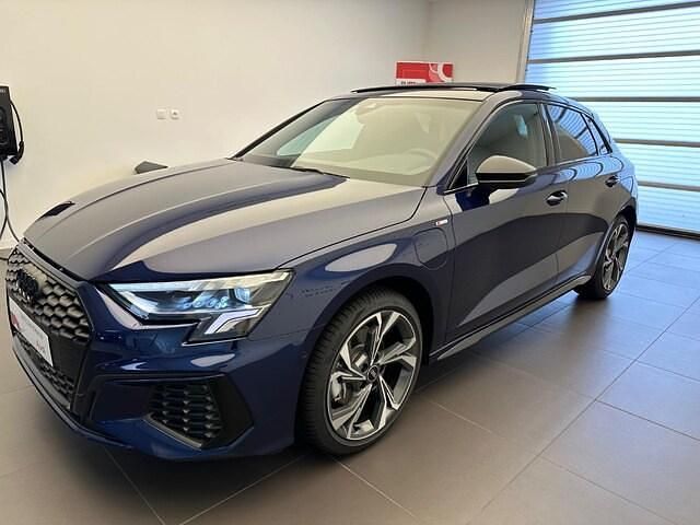 Bleu navarre métallisé Occasion 2024 Audi A3 Sportback e-tron S-Line Citadine | 34 990 € (Prix juste) - Image 1/4