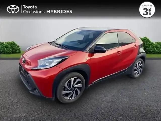 Biton rouge piment premium/toit noir Occasion 2025 Toyota Aygo X Design SUV | 15 990 € (Prix juste) - Image 1/4