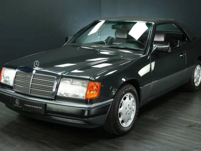 Noir Utilisé 1993 Mercedes E300 Cabriolet | 64 900 € - Image 1/4
