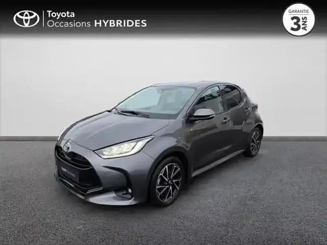 Gris atlas (m) Utilisé 2022 Toyota Yaris Hybrid Design Berline | 18 990 € (Prix juste) - Image 1/4