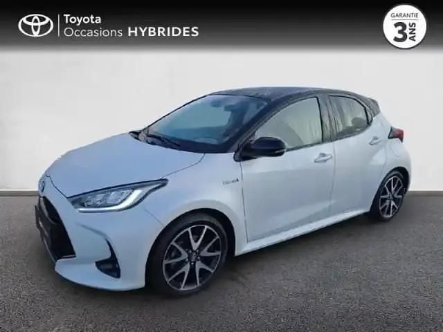 Occasion Toyota Yaris Hybrid 116 ch (85 kW) 2021 Biton blanc lunaire / toit noir Berline