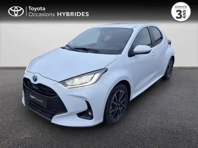 Blanc Occasion 2023 Toyota Yaris Hybrid Design Berline | 22 990 € (Prix assez cher) - Image 1/4