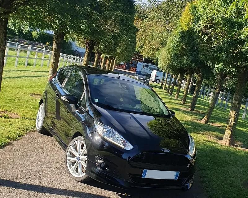 Noir Utilisé 2015 Ford Fiesta Titanium Citadine | 8 180 € (Prix cher) - Image 1/4