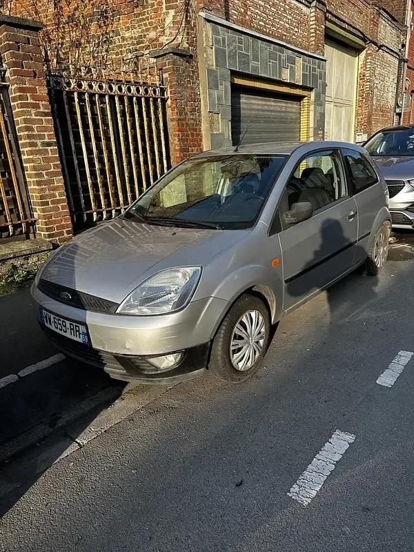 Occasion 2004 Ford Fiesta Ambiente Berline | 2 790 € (Prix juste) - Image 1/4