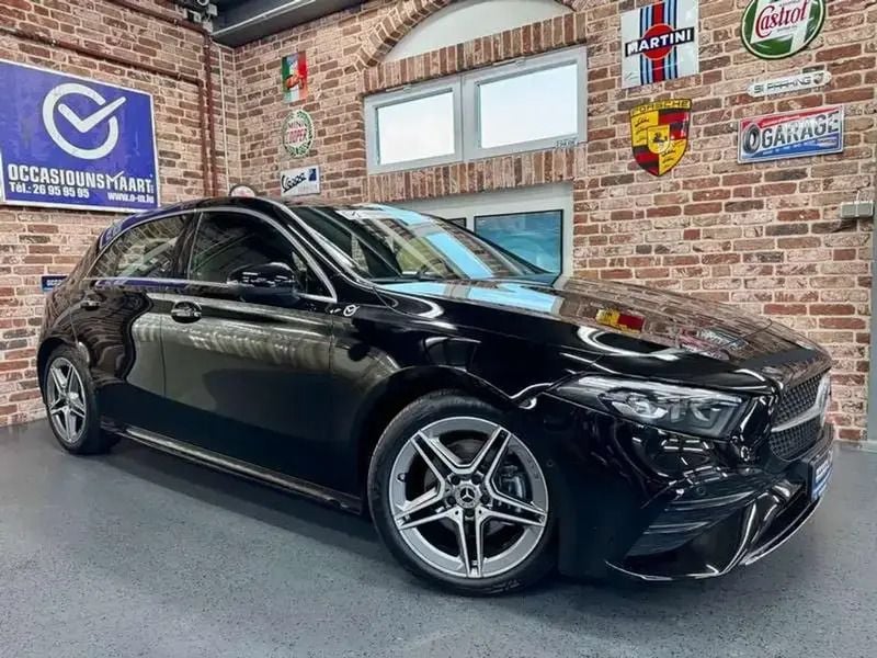 Noir Utilisé 2024 Mercedes A200 AMG line Berline | 40 482 € (Prix cher) - Image 1/4
